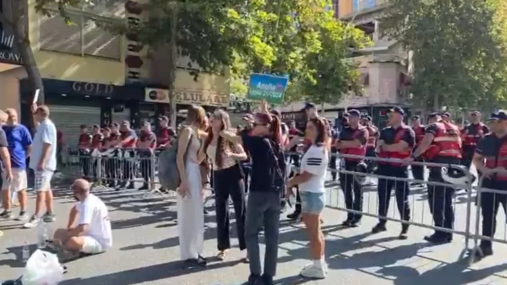 Seancë plenare dhe protestë/ Tubuesit grumbullohen pranë Kuvendit, policia vendos gardh metalik në akset kryesore afër godinës 7 sd 2