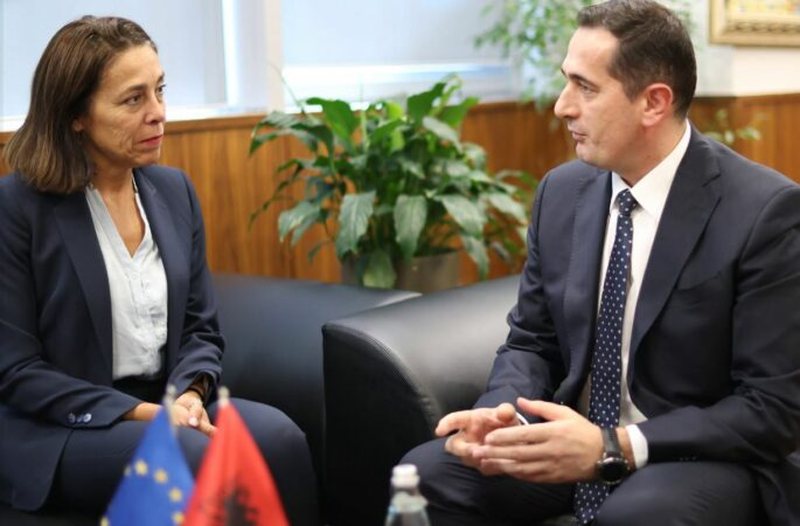 Ambasadorja e BE në Tiranë shkon në zyrën e Klodian Brahos, zbulohet fokusi i bisedës 800 0 648d41c59e5a6f5870224bed8ddb9b52