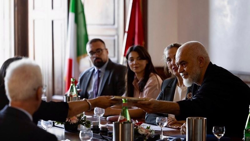 Kryeministri Rama në Napoli, vizitë në Katedrën e Gjuhës Shqipe pranë Universitetit “L’Orientale” 800 0 9afaeccbfbe7fd80a0b2f7865ef9bed7