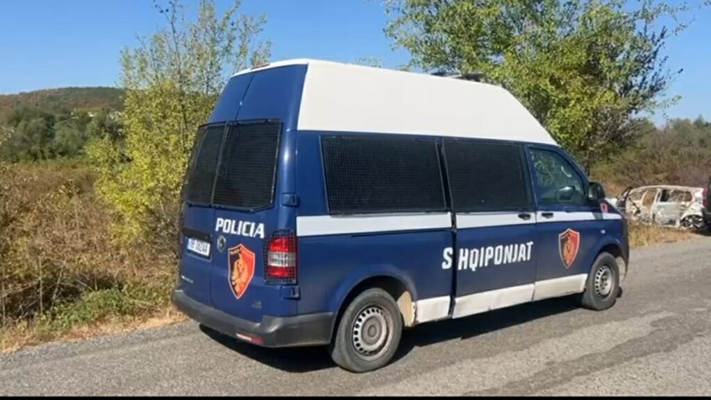 27 plumba shpojnë “Audin” në Urakë të Matit, 2 kallashnikovë gjenden në një “Golf” të djegur 2 807888041 1619995793050863 134730285987202274 n