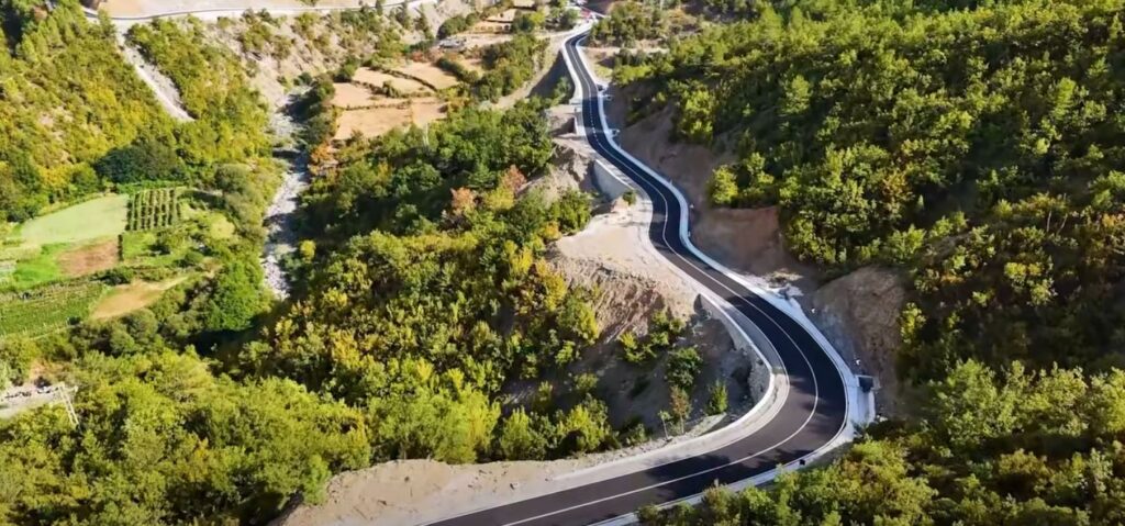 Rama publikon rrugën e transformuar të Komanit: Një peizazh spektakolar Capture 75