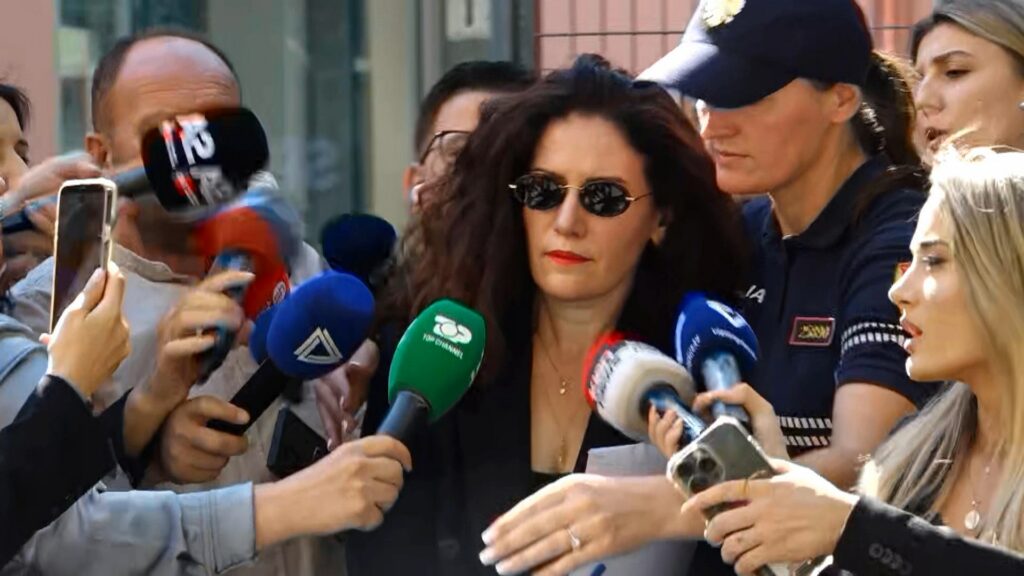 Ish-shefja e SHISH nën masën “arrest në shtëpi”, largohet në heshtje nga SPAK DOLI VLORA HYSENI.mpg snapshot 00.10.958 1024x576 1