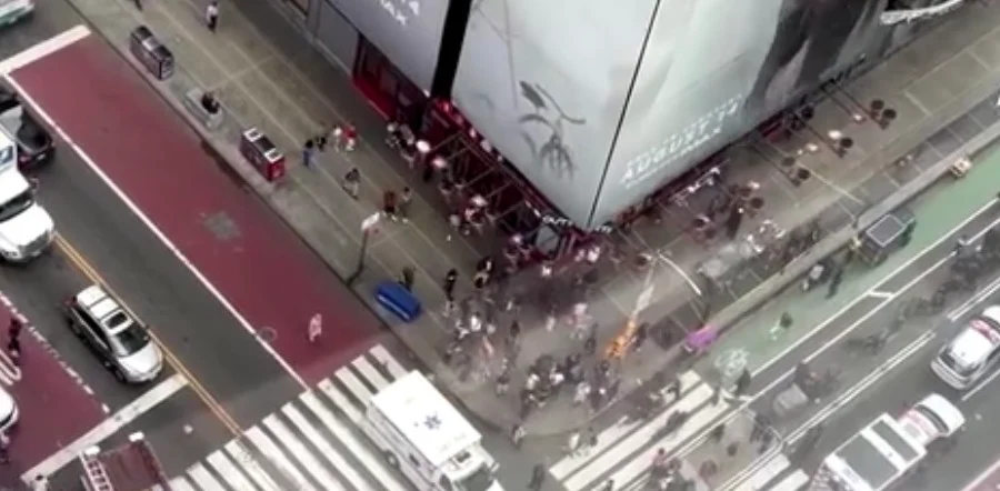 Vritet me thikë zv.presidentja e Bank of America në Times Square, autorja sulmon me thikë edhe policët, ekzekutohet pas ndërhyrjes IMG 0370