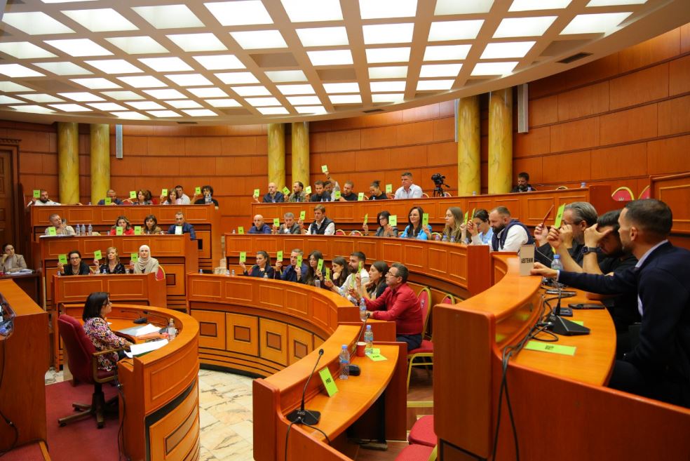 Miratohet unanimisht propozimi i Veliajt, katër ish-drejtuesit e UÇK-së “Qytetarë Nderi” të Tiranës Keshilli Bashkiak i Tiranes107