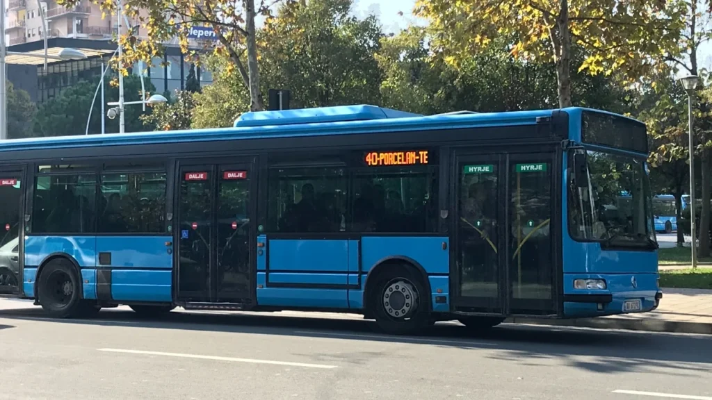 Nga sot reduktohet numri i urbaneve në Tiranë, operatorët nxjerrin 20-30% më pak mjete Porcelani bus line in Tirana sd