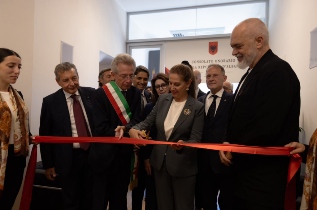 Shqipëria hap Konsullatë Nderi në Napoli, Rama: Ne jemi napolitanët e anës tjetër të detit Screenshot 5 4 1024x679 1