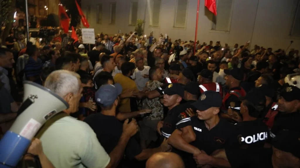 Protesta para Kryeministrisë, arrestohen 14 persona pas përplasjeve me policinë WhatsApp Image 2026 09 01 at 10 sd 1 1