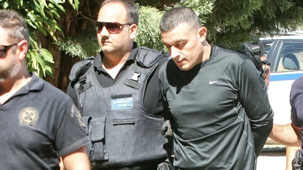 Të shtënat në barin e plazhit në Athinë, Alket Rizai në kërkim: Duhej të kthehej sot në burg alket rizai q sd