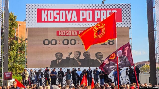FOTO/ “Në emër të popullit, shpallen të PAFAJSHËM”, qindra qytetarë në Prishtinë presin verdiktin 1 d14a0d8c e8c2 4b54 3e84 08df13a884cb w1023 r0 s 640x360 1