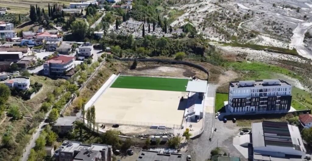 Rama publikon pamje nga stadiumi i Gramshit: Rilindja drejt përfundimit edi rama 13