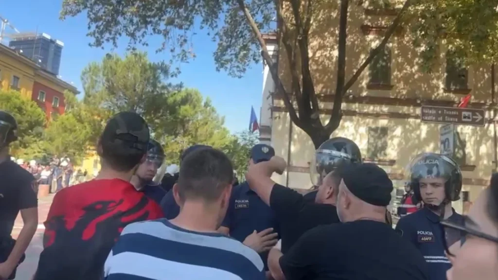 Tensionet te ministria e Brendshme, shoqërohet një protestues. Policia kordon jashtë godinës kkkk sd