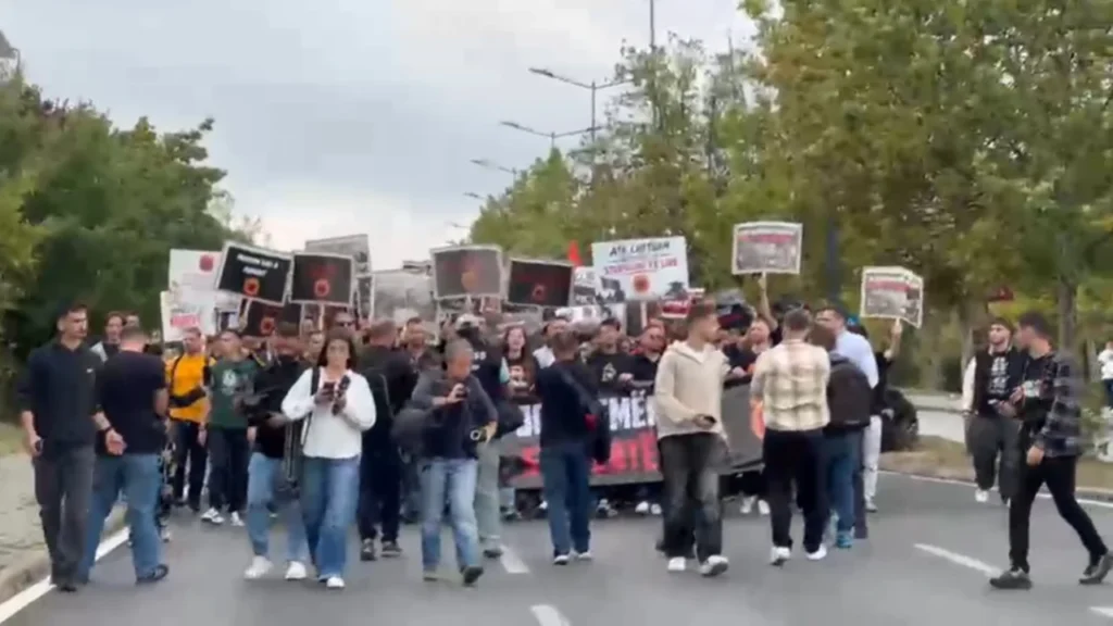 Studentët e Kosovës marshojnë në Prishtinë në mbështetje të ish-krerëve të UÇK-së, kundër aktgjykimeve të Dhomave të Specializuara leonita sd