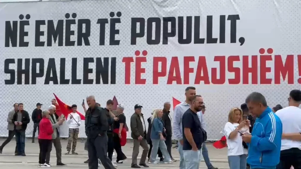 Ambasada e SHBA-së paralajmëron protesta në Kosovë, udhëzim për shtetasit amerikanë në ditën e vendimit për Thaçin dhe ish-krerët e UÇK marsh sd