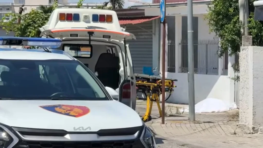 Roskovec/ Theu urdhrin e mbrojtjes dhe shkoi në banesën e ish-partneres, 59-vjeçari plagos me drapër ish-vjehrrin polici ambulance sd