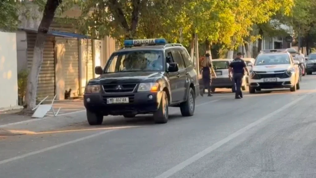 Aksion i policisë në Tiranë, vihen në pranga 8 të kërkuar për krime të rënda, armë, drogë dhe vjedhje policia 12 sd