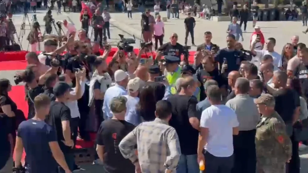Tensione para nisjes së protestës në Prishtinë, policia kërkon dokumentet e identifikimit të pjesëmarrësve. Përplasje në shesh prishtine sd