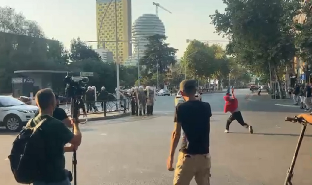 Shqiponjat ‘gardh’ te Kuvendi, protestuesit sulmojnë me vezë efektivët e Policisë! proteste