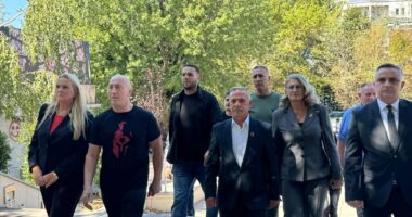 Haradinaj dhe deputetët e Aleancës në shesh, i bashkohen protestës në mbështetje të Hashim Thaçit, Jakup Krasniqit, Kadri Veselit e Rexhep Selimit ramushi ne proteseeeee 380x200 1