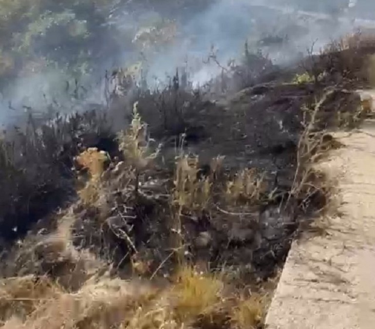 Gjirokastër/ Vatër zjarri në Kllëz, flakët përfshijnë sipërfaqen pranë fshatit zjarr
