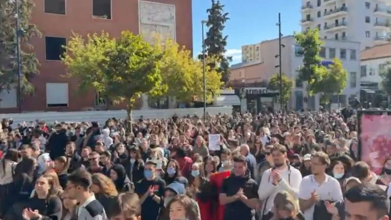 Protesta vijon/ Bojkot në universitete dhe gjimnaze, studentët marshojnë drejt Ministrisë së Arsimit 1221124545 sd 800x450 1