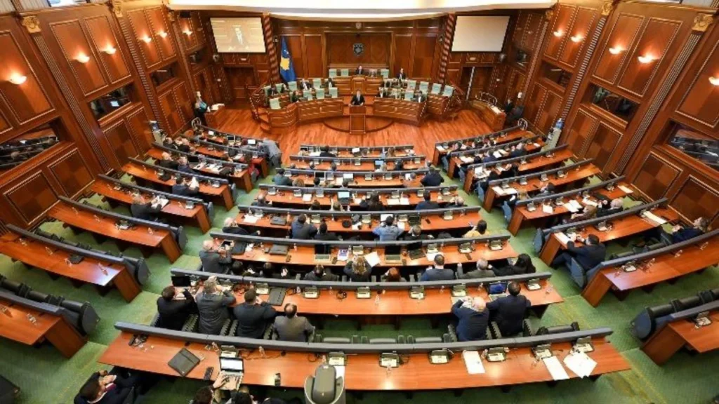 Kosova miraton Projektligjin për Dhomat e Specializuara, 91 deputetë pro. Tensione në protestën para Parlamentit 1750311399 kuvendiikosoves sd 1