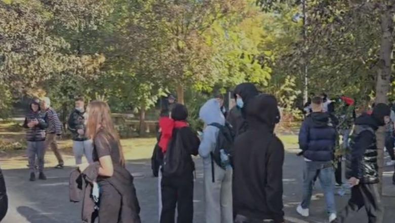 Vijon marshimi i protestuesve në Tiranë, policia kontrolle në sheshin ‘Skenderbej’ 1792397690 protestanetirane