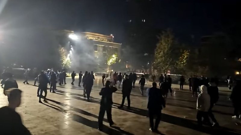 Shpërthime në shesh, protestuesit hedhin fishekzjarrë dhe molotovë në drejtim të policisë 2 2