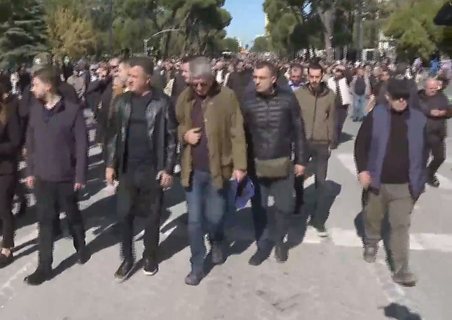 FOTO-LAJM: Protesta “studentore” me Flamur Nokën në krye 452 320 1792838349ximg 7891 803