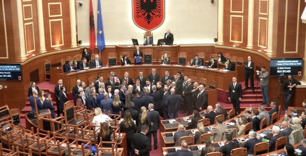 Tensionet në Kuvend, Berisha udhëzon nga karrigia deputetët se çfarë duhet të bëjnë në foltore 6ad9c9fe788d1opozita