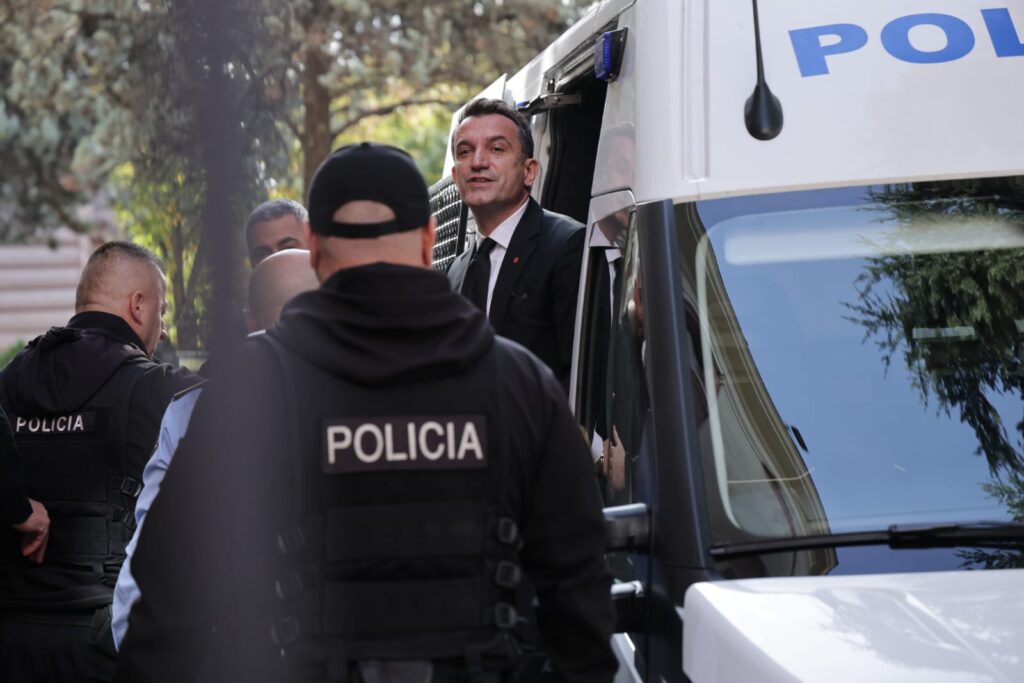 Transferimi i Veliajt në burgun e Fierit, Xhafaj e Çuçi shkresë zyrtare Gogut, i kërkojnë sqarime për procedurën 6ae3a5b8d5394Veliaj Kushtetuese 1