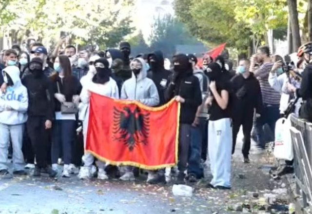 “Ik, ik, ik”- Përplasje mes 2 grupeve në tubimin e dhunshëm në Tiranë, protestuesit përzënë disa përfaqësues të PD-së nga sheshi 7 pd