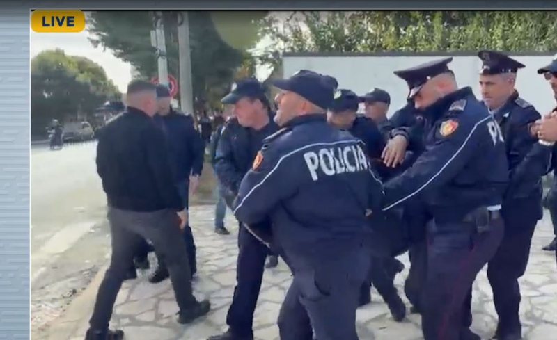 Polici i plagosur, në gjendje stabël/ Mjekët: Operacioni me sukses, ndodhet në reanimacion 800 0 4a3fbcd7040600f697de3da1b1533339