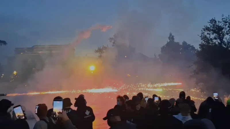 Protestuesit “lumë” fishekzjarrësh në drejtim të policisë, efektivët i kundërpërgjigjen me gaz lotsjellës 800 0 c50e6990e6ae3e49b768e0d36aaf51de