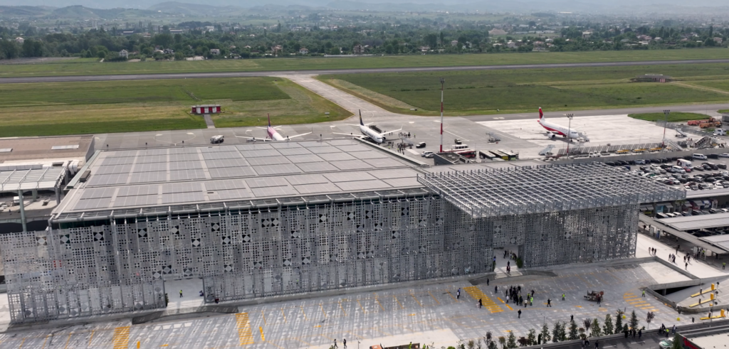 Probleme me sistemin e trafikut ajror italian, Aeroporti i Tiranës njofton anulimet 9d0abd7c5d82a45fb6239fb475b0c3e4 1024x491 1