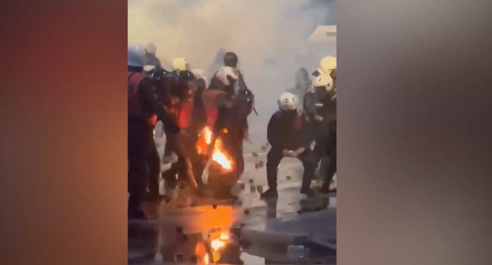 Molotovi djeg policin/ Kolegët e shuajnë zjarrin në trupin e tij Capture 114