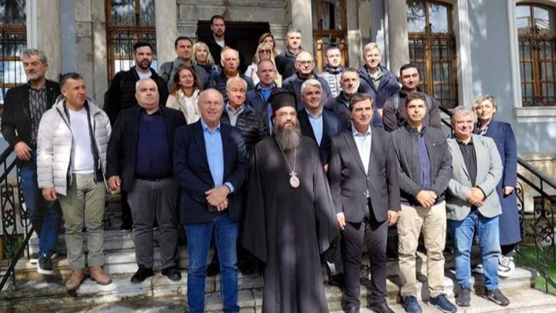 Zv.ministri i Brendshëm i Greqisë nga Korça: Çdo grek duhet të kalojë këtu për të parë rrënjët e popullit tonë Greku