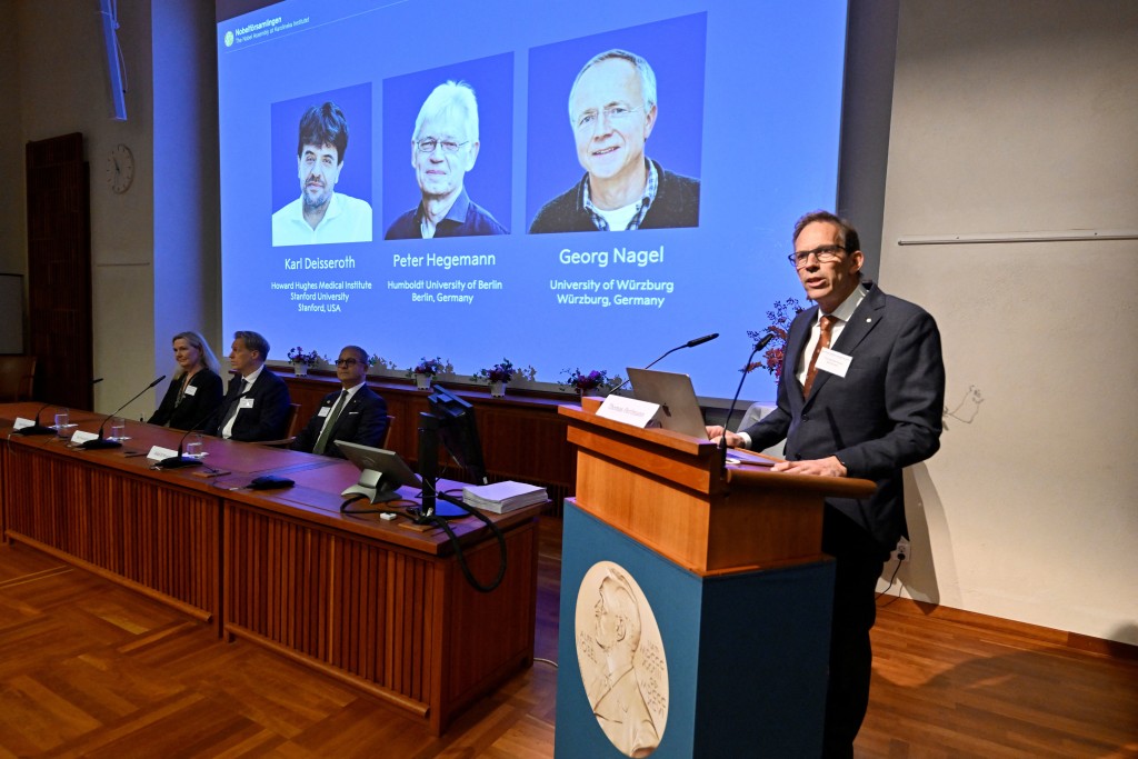 Zbuluan kontrollin e qelizave nervore me dritë, 3 shkencëtarë fitojnë Nobelin në mjekësi IMG 0288