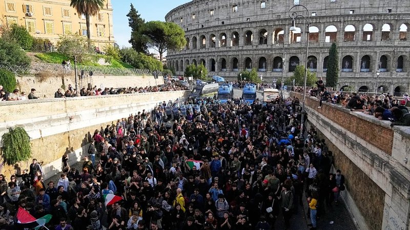 Protesta në Itali/ Tubuesit vërshojnë në rrugë e sheshe, përplasje me policinë dhe 8 të arrestuar Itali 30