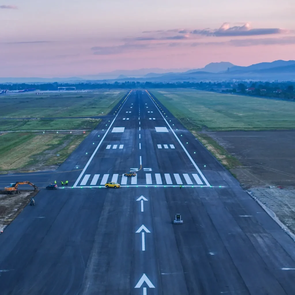 Aeroporti Ndërkombëtar i Tiranës vijon investimet në pistë për sezonin 2027 PISTA 1536x1536 1