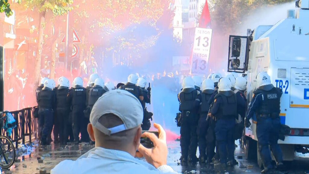 Përshkallëzohet protesta te Ministria e Arsimit/ Shkulen kangjella, thyhen xhamat e institucionit PROTESTA 2.mpg snapshot 31.21.986 1024x576 1
