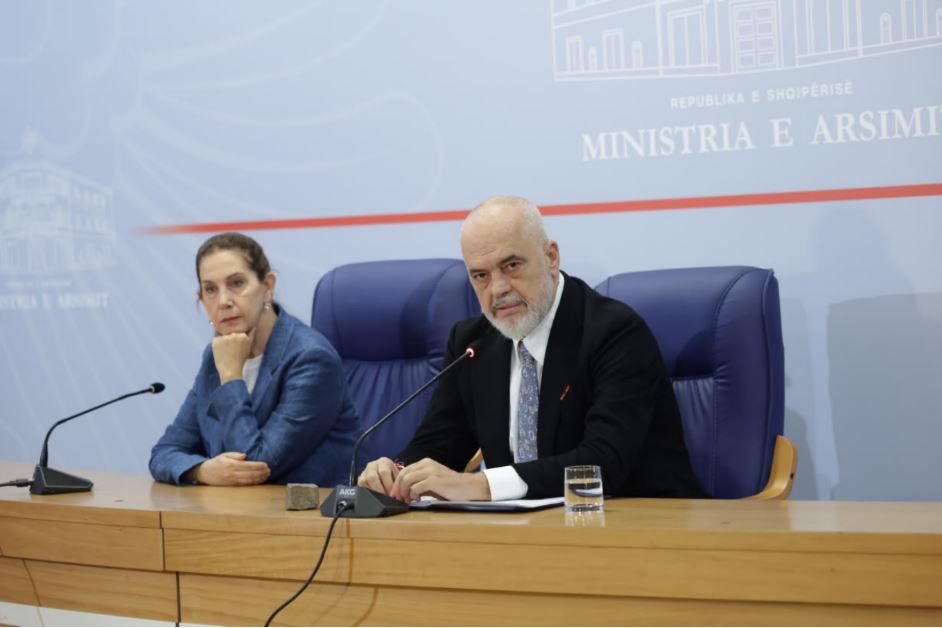 Rama viziton Ministrinë e Arsimit/ Protestat e dhunshme janë pjesë e një “lufte hibride”, synojnë marrjen e pushtetit me forcë Rama2 2