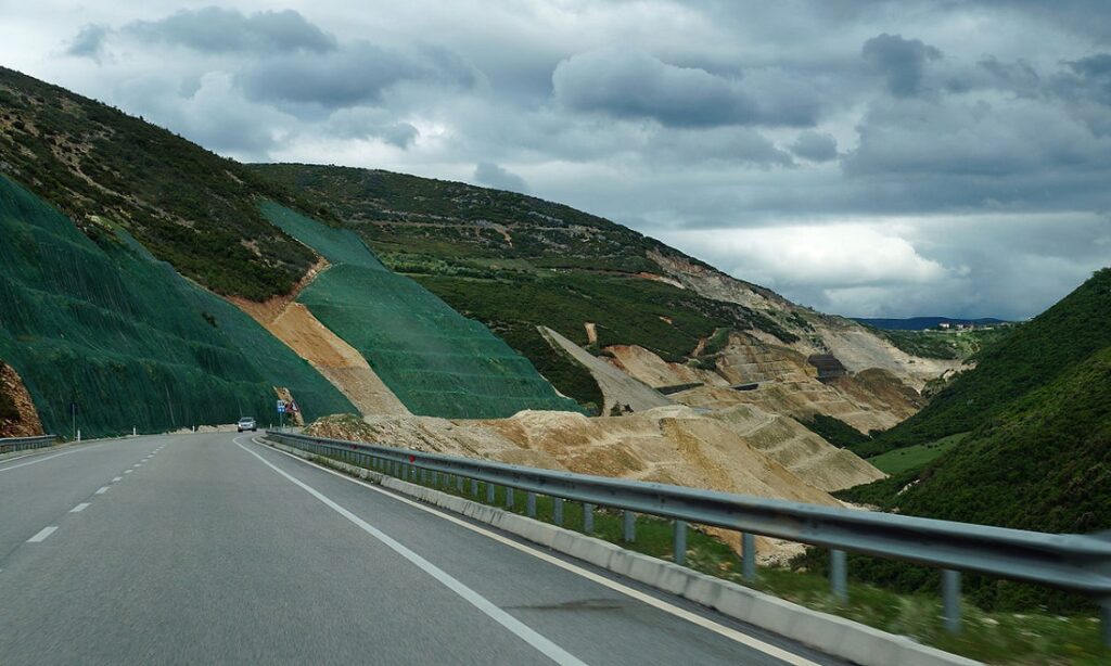 Aksident në aksin Levan-Tepelenë, “Audi” del nga rruga, plagosen nënë e bijë SH4 Levan Tepelena