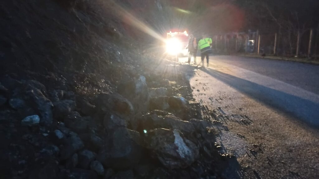Moti i keq/ Rënie gurësh në aksin Skuraj-Ulëz, probleme për qarkullimin e automjeteve WhatsApp Image 2026 10 09 at 8.52.56 AM