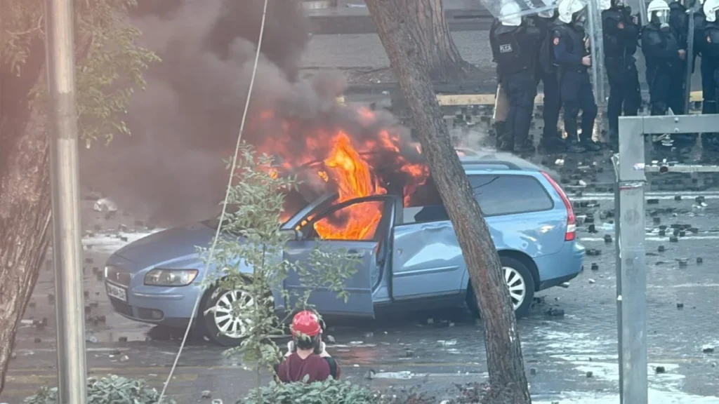 Protestuesit fusin një automjet në bulevard, e shkatërrojnë dhe i vënë flakën. Policia tërhiqet me shpejtësi WhatsApp Image 2026 10 17 at 4.38.44 PM 1200x675 1