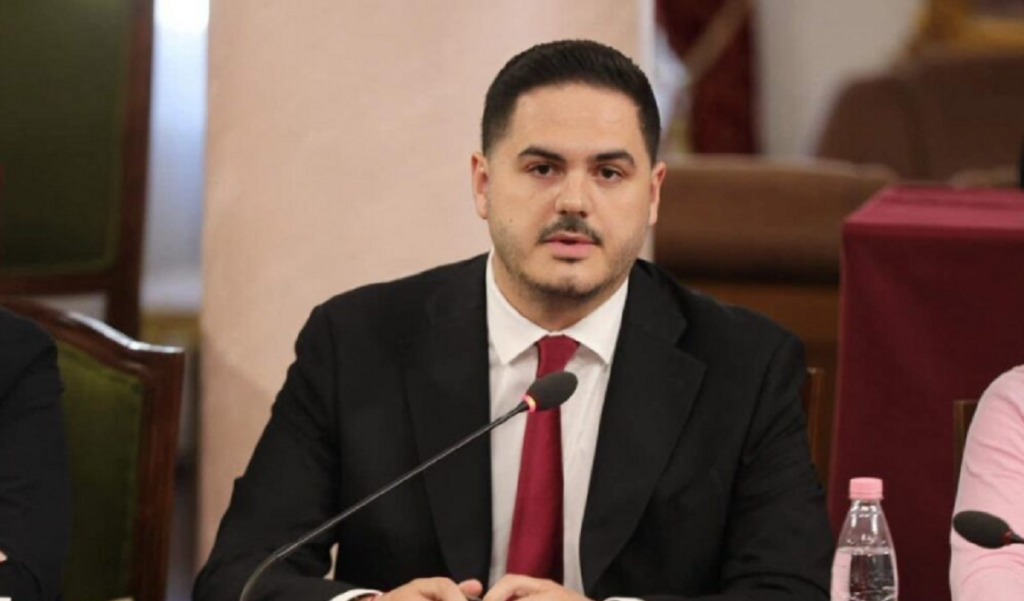 U përplas me protestuesit, flet deputeti i PS: E kuptoj indinjatën e tyre adi qose