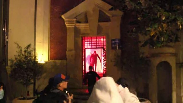 Protestuesit mësyjnë në Bashkinë e Tiranës, shqyejnë derën, shkatërrojnë dhe ndezin zjarr bashkia tr