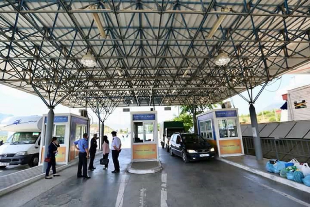 Mbante të fshehur një pistoletë dhe kanabis teksa kalonte në kufi, arrestohet në Kakavijë 51-vjeçarja gjermane kakavije