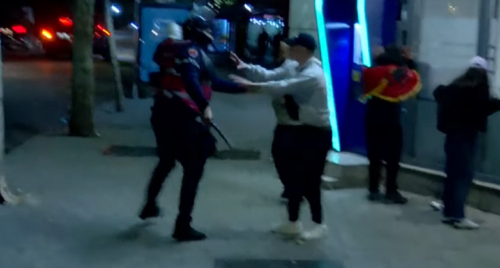 Kaosi gjatë protestës, Policia shoqëron protestues në zona të ndryshme të Tiranës kaos