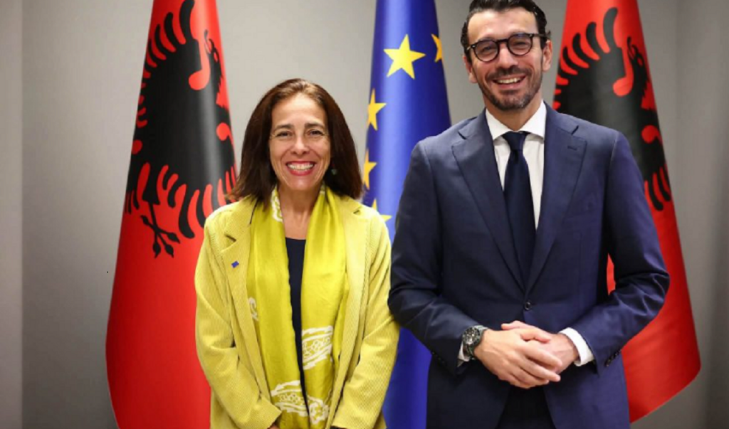Ambasadorja e BE-së me ministrin Karakaçi: Lidhjet energjetike dhe të transportit afrojnë Shqipërinë me tregun europian karakaci