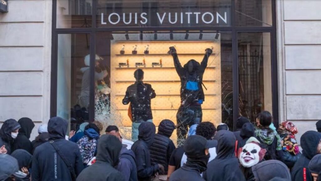 Çanta Louis Vuitton, parfume e produkte kozmetike, platformat online ‘mbushen’ me artikuj të vjedhur gjatë trazirave në Francë louisvuitton